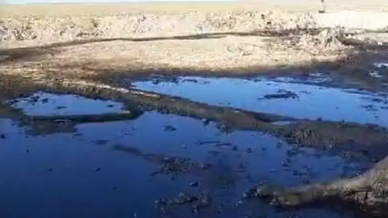 Утечка нефти произошла на месторождении в Атырауской области , фото - Новости Zakon.kz от 17.11.2023 05:00