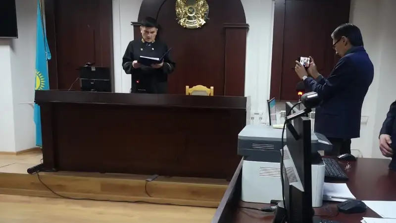 В Павлодаре осудили полицейских, пытавшихся обмануть доктора на 50 тыс. долларов