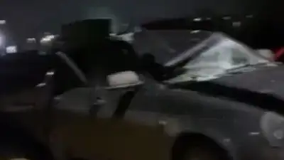 Ураганный ветер сорвал крыши многоэтажки в Караганде: кровля упала на припаркованные авто