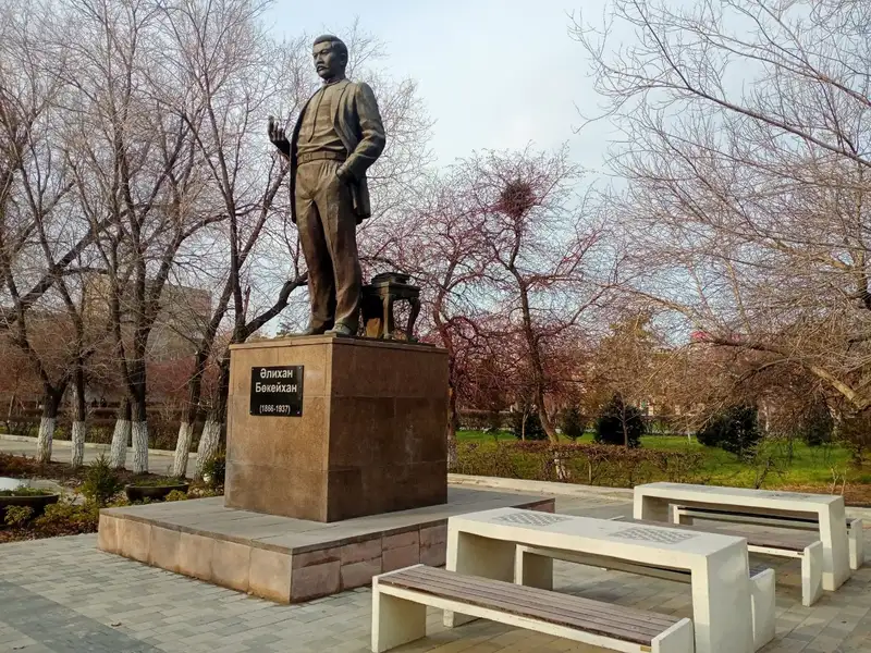 памятник Алихану Бокейханову, фото - Новости Zakon.kz от 18.11.2023 17:11