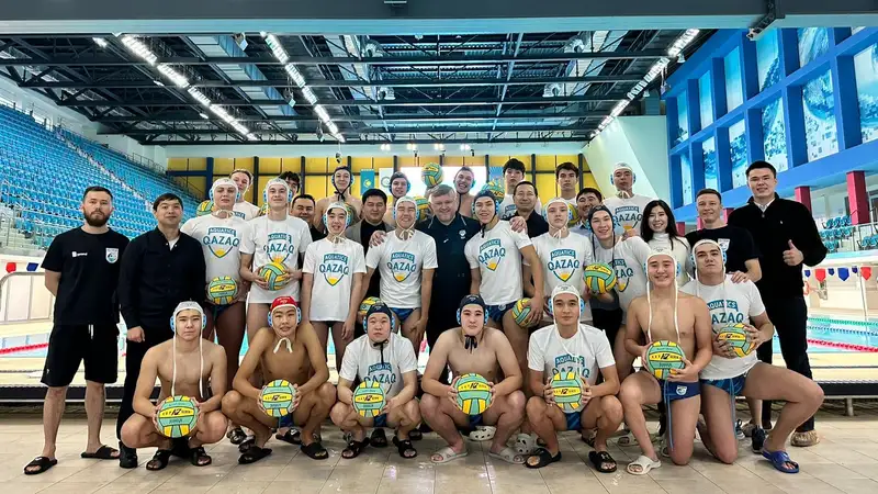 Официальный мяч казахстанского водного поло передали спортсменам Астаны