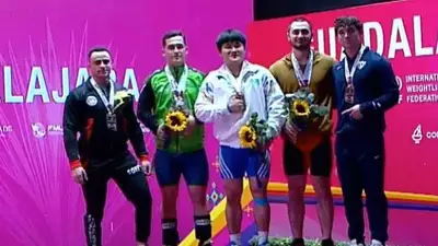 Казахстанец Едиге Емберди стал чемпионом мира по тяжелой атлетике среди юниоров, фото - Новости Zakon.kz от 20.11.2023 13:29