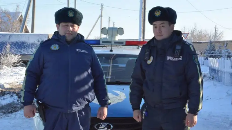 Полицейские спасли двух пенсионеров из огня в Петропавловске