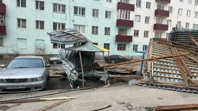 Сорванные крыши и отключение света: каковы последствия непогоды в Павлодаре