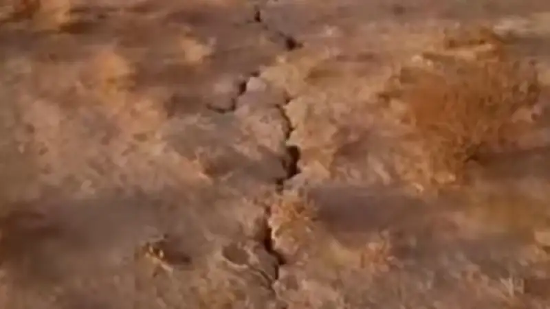Земля трескается: сельчане Мангистауской области напуганы разломом почвы , фото - Новости Zakon.kz от 21.11.2023 05:27