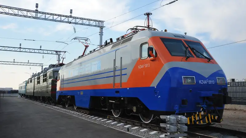 Смаилов поручил разобраться с жалобами казахстанцев на плохое состояние поездов