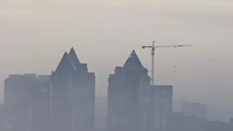 Повышенное загрязнение воздуха обещают в двух мегаполисах Казахстана 