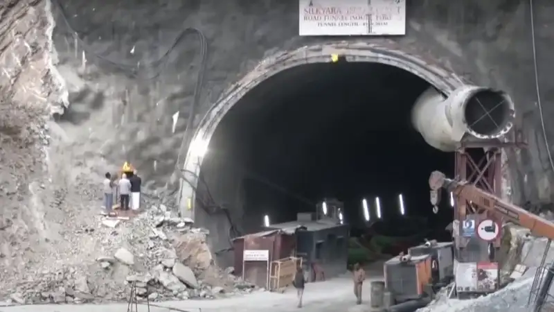 Обрушение туннеля в Индии: первый серьезный успех спасателей, фото - Новости Zakon.kz от 21.11.2023 15:16