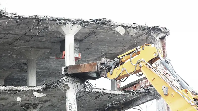 Незаконно построенный жилой комплекс снесли в Актау, фото - Новости Zakon.kz от 22.11.2023 16:40