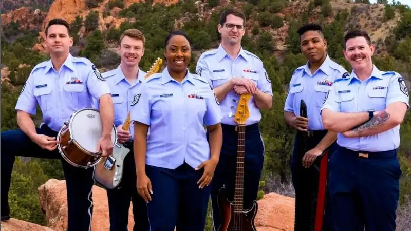 Ансамбль ВВС США в своем последнем турне исполнил казахскую песню "Балауса"