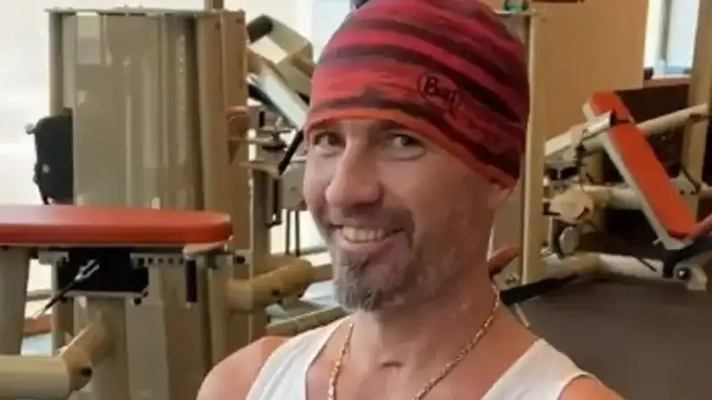 Костомаров не сдается: спортсмен показал, как пытается освоить большой теннис