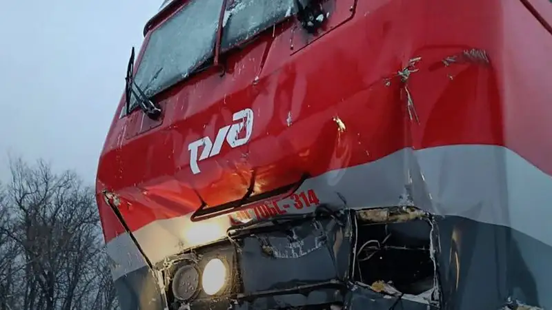 столкновение поезда и тепловоза, фото - Новости Zakon.kz от 22.11.2023 19:55