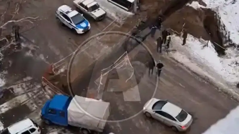 В Костанае машину с ребенком зажало в траншее