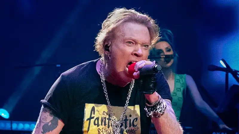 Вокалиста Guns n' Roses обвинили в изнасиловании 34-летней давности