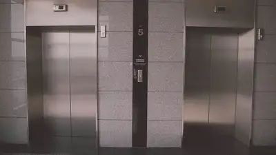ребенок едва не погиб в лифте