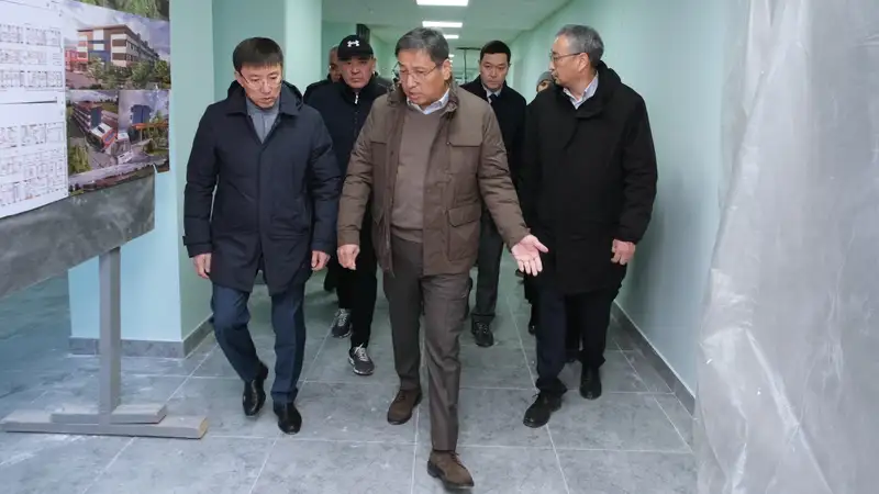 Новая больница, зона отдыха и детсад: Досаев отправился с проверкой в Бостандыкский район