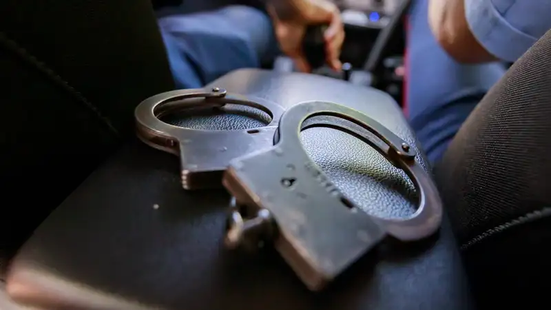 Проиграл более 86 млн тенге карагандинцев на ставках: задержанным оказался юрист