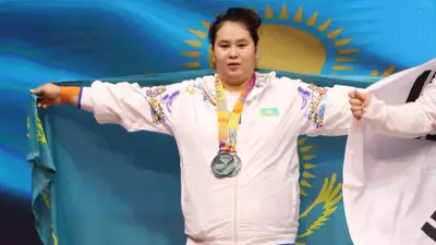 Айсамал Сансызбаева завоевала серебро ЧМ-2023 по тяжелой атлетике, фото - Новости Zakon.kz от 24.11.2023 11:38