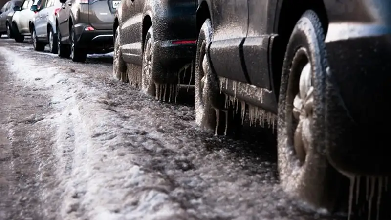 Туман, метель, гололед и шквал ожидаются на большей части Казахстана