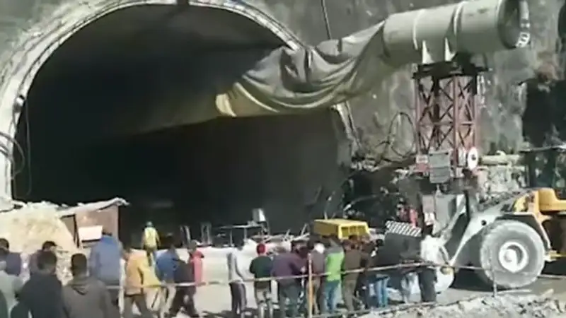 Две недели под завалами: спасатели ищут новые способы вызволить рабочих из туннеля в Индии 