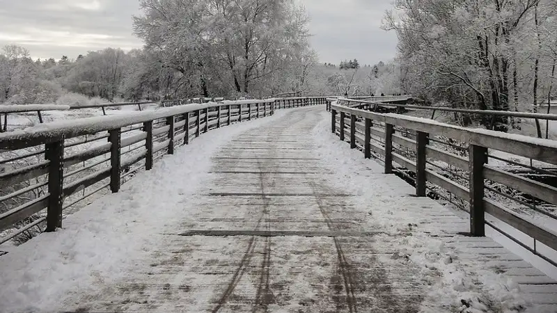 Часть моста сорвало ледоходом в ЗКО