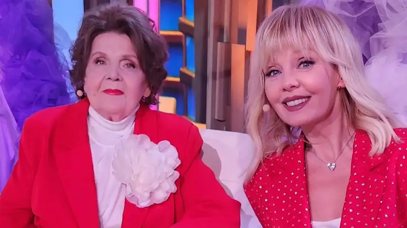 Валерия поздравила матерей России с праздником