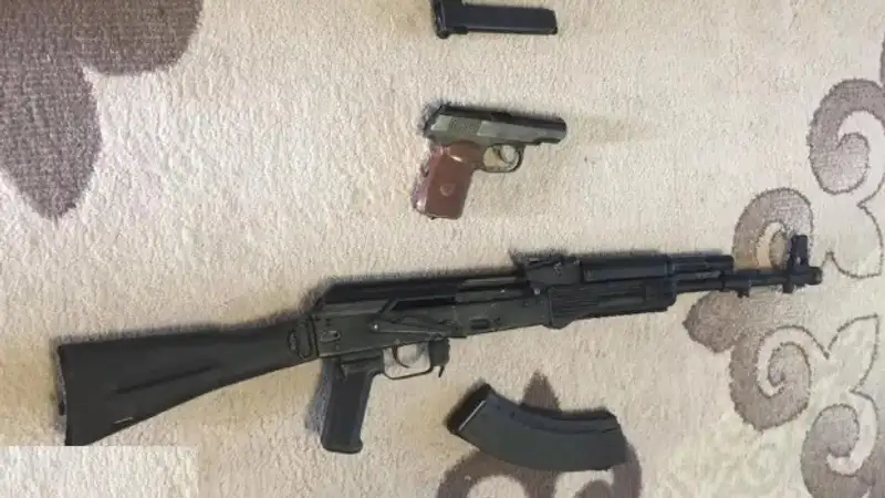 Автомат и два пистолета нашли полицейские в спальне у жителя Уральска