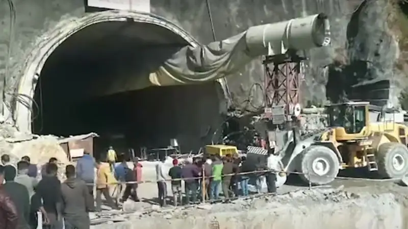 В Индии пошли на крайние меры ради спасения 41 человека из рухнувшего туннеля, фото - Новости Zakon.kz от 27.11.2023 16:02