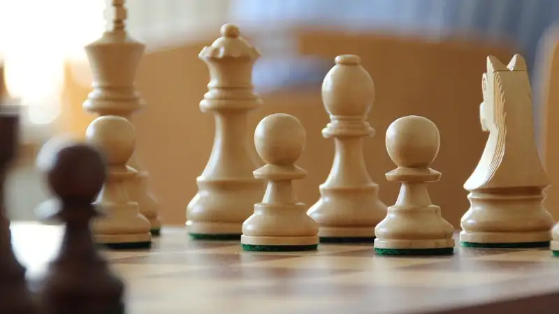 Вандалы разрушили шахматные фигуры в центре Атырау 