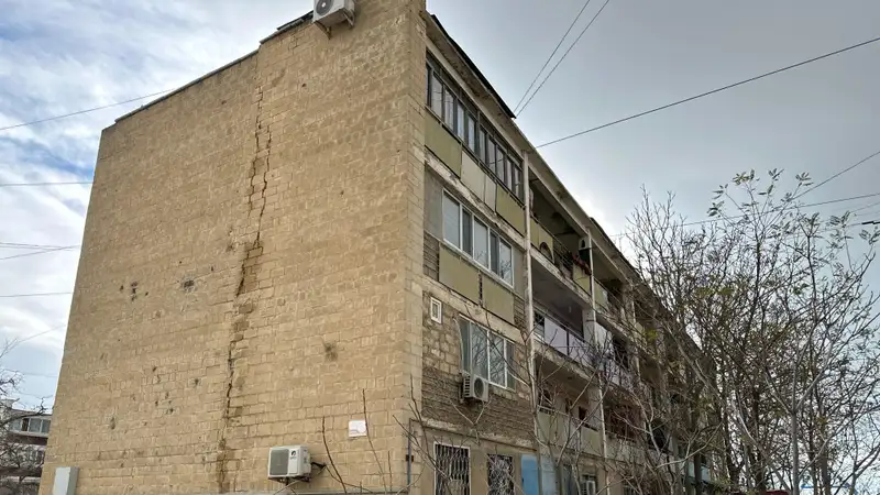 Опасно для жизни: в Актау трещит по швам четырехэтажка