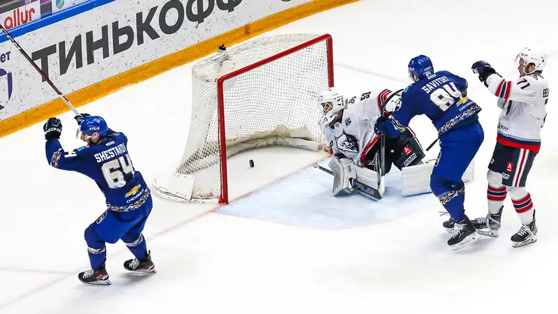 Шайбу хоккеиста "Барыса" признали лучшей по итогам недели в КХЛ