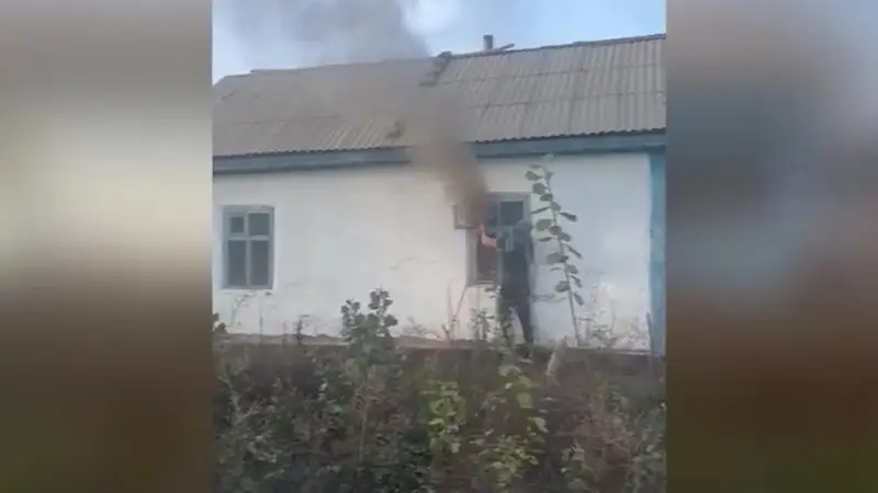 Военнослужащий спас пенсионерку из горящего дома в Талдыкоргане