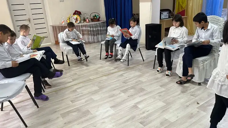 Чтение книг, книги, библиотеки