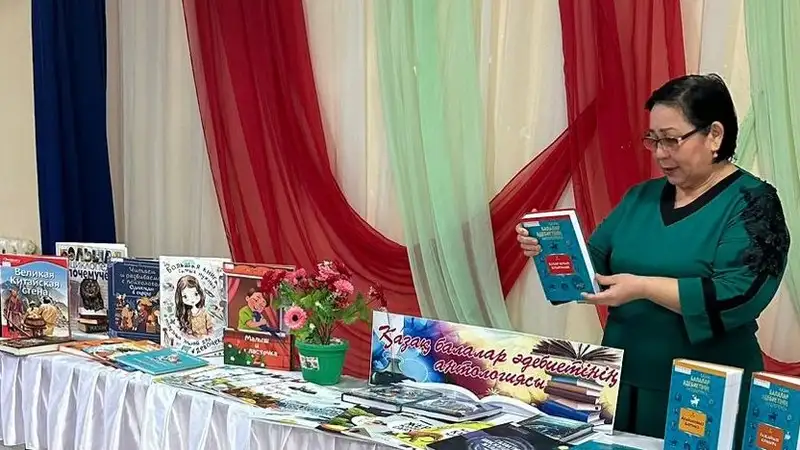 Чтение книг, книги, библиотеки