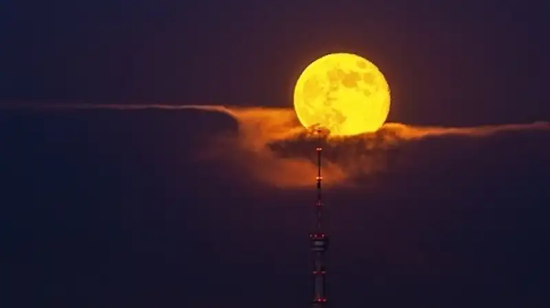 фотограф опубликовал фото Луны в Алматы