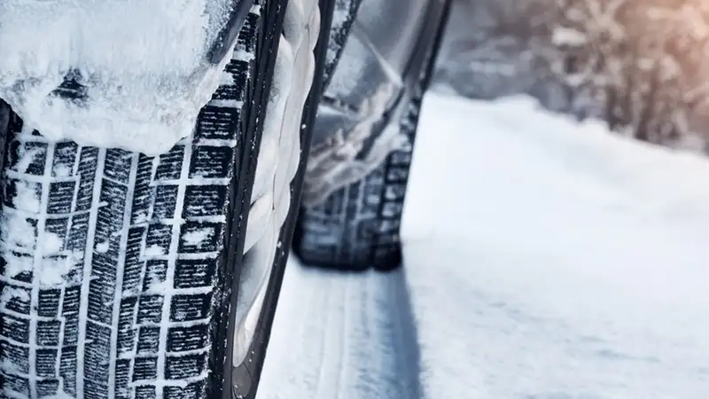 Владельцев "непереобутых" легковушек начали наказывать штрафами в Казахстане