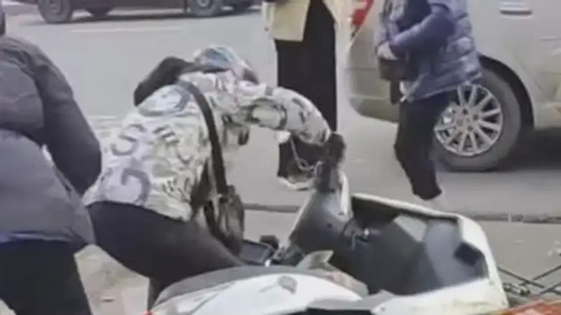 Оскорбившего женщин мопедиста арестовали на 15 суток в Алматы