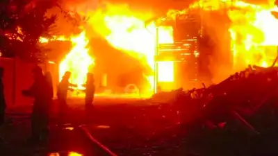 Крупный пожар пять часов тушили на хранилище агрокомпании в Костанайской области 