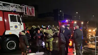 Из-за пожара в доме эвакуировали 80 человек огнеборцы Усть-Каменогорска 