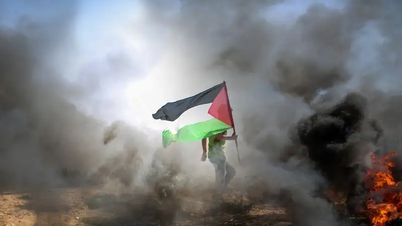 человек с флагом Палестины