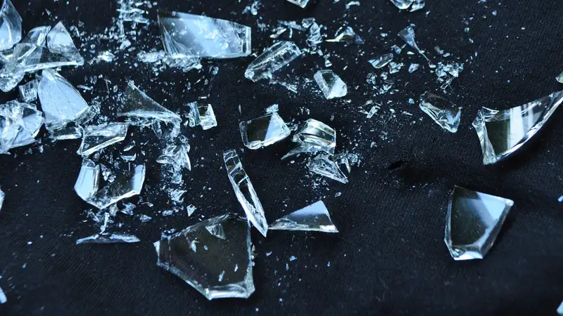 Ураганный ветер повалил стекло остановки на двух астанчан