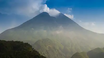 11 человек погибли при извержении вулкана в Индонезии