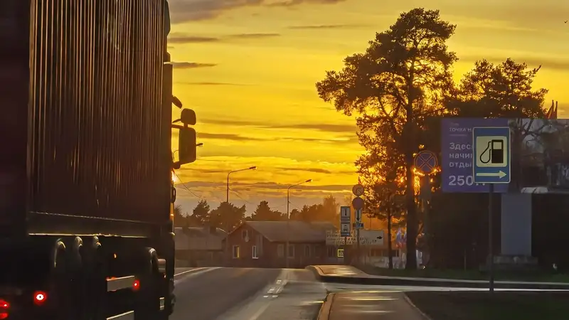 Последствия санкций: грузы из Казахстана в Европу будут перевозить через Туркменистан и Иран