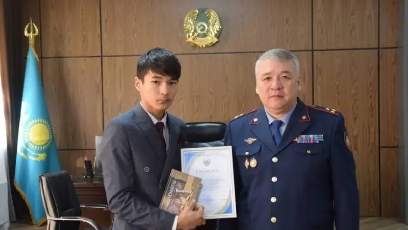 Представивших проект по дорожной безопасности школьников наградили в Атырау