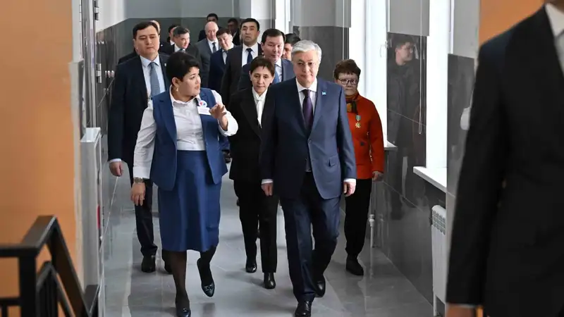 президент, Актобе, Касым-Жомарт Токаев посетил школу-гимназию Smart Bilim, фото - Новости Zakon.kz от 06.12.2023 19:14