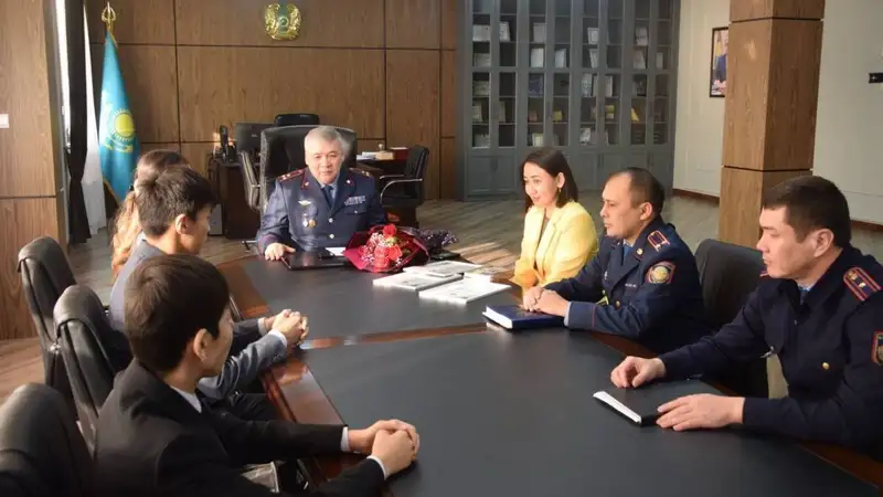 Представивших проект по дорожной безопасности школьников наградили в Атырау, фото - Новости Zakon.kz от 06.12.2023 19:57