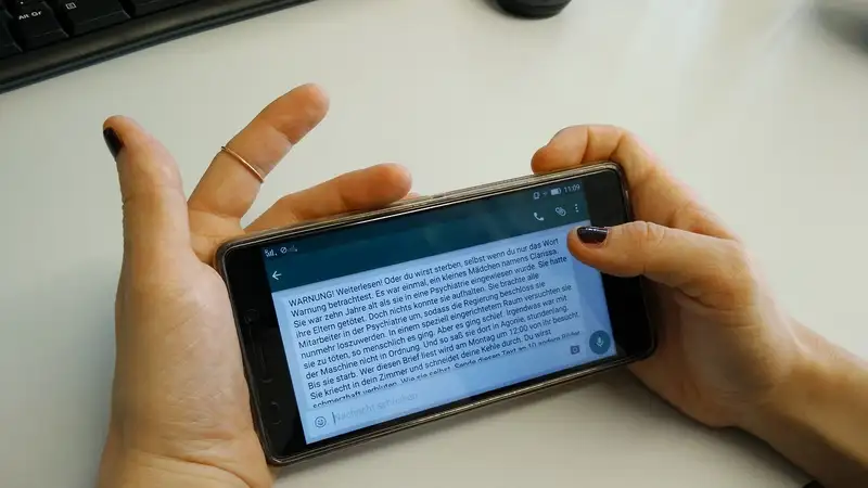 Почему в казахстанских школах нужно запретить смартфоны, объяснил депутат