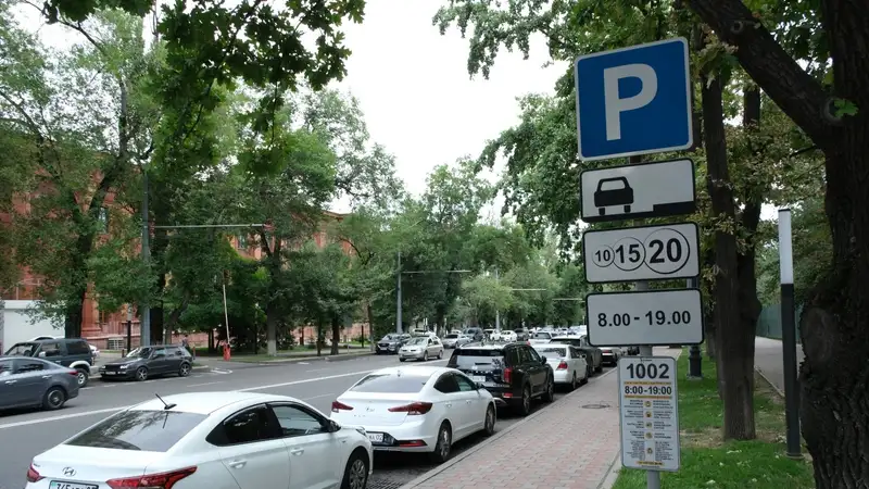 Изменения в организацию платных парковок разъяснили акимате Алматы