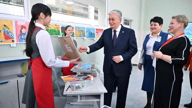 президент посетил школу-гимназию Smart Bilim, фото - Новости Zakon.kz от 06.12.2023 19:14
