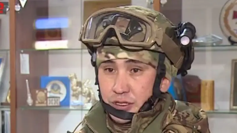 Военнослужащий спас мужчину из горящего авто в Астане: героя наградили медалью